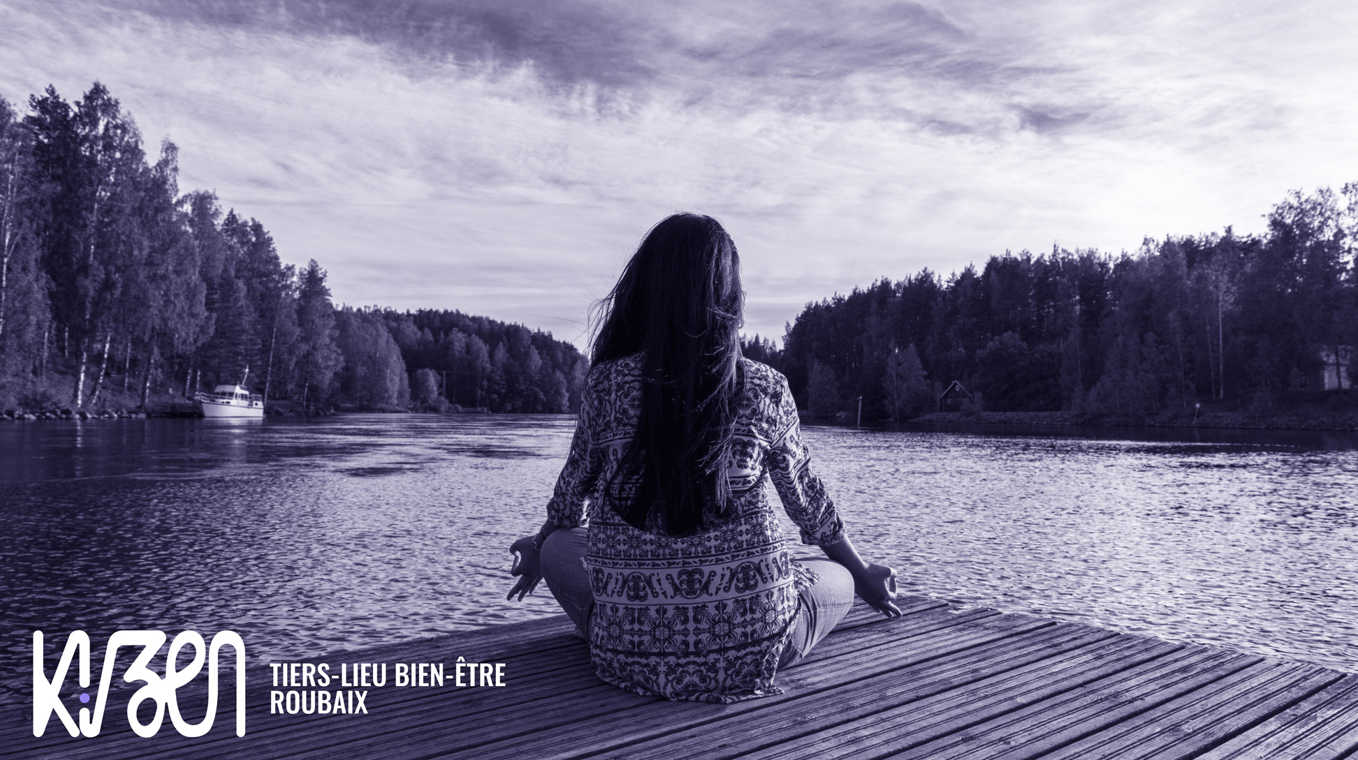 femme assise sur un quai au bord d'un lac. Image en bichromie violette