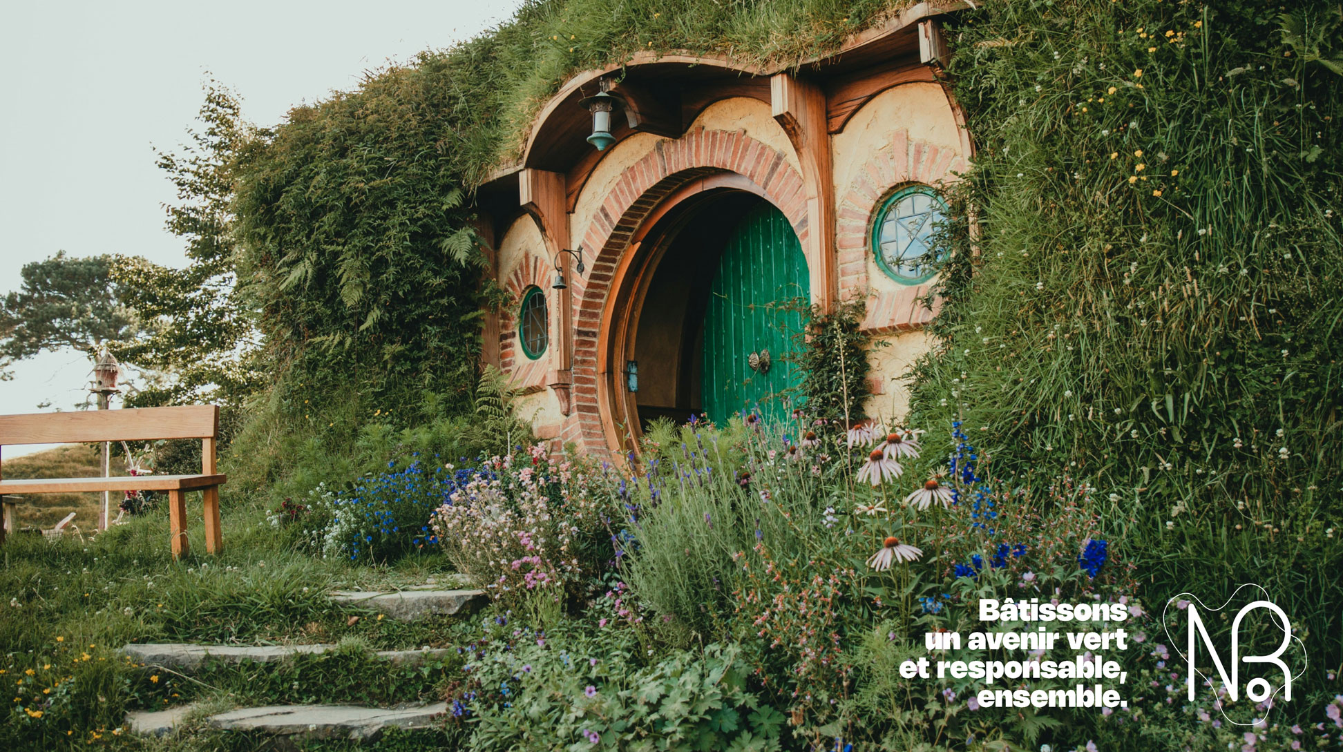 Maison végétalisée charmante entourée de jardins, accompagné du slogan et du logo de Noémie R.