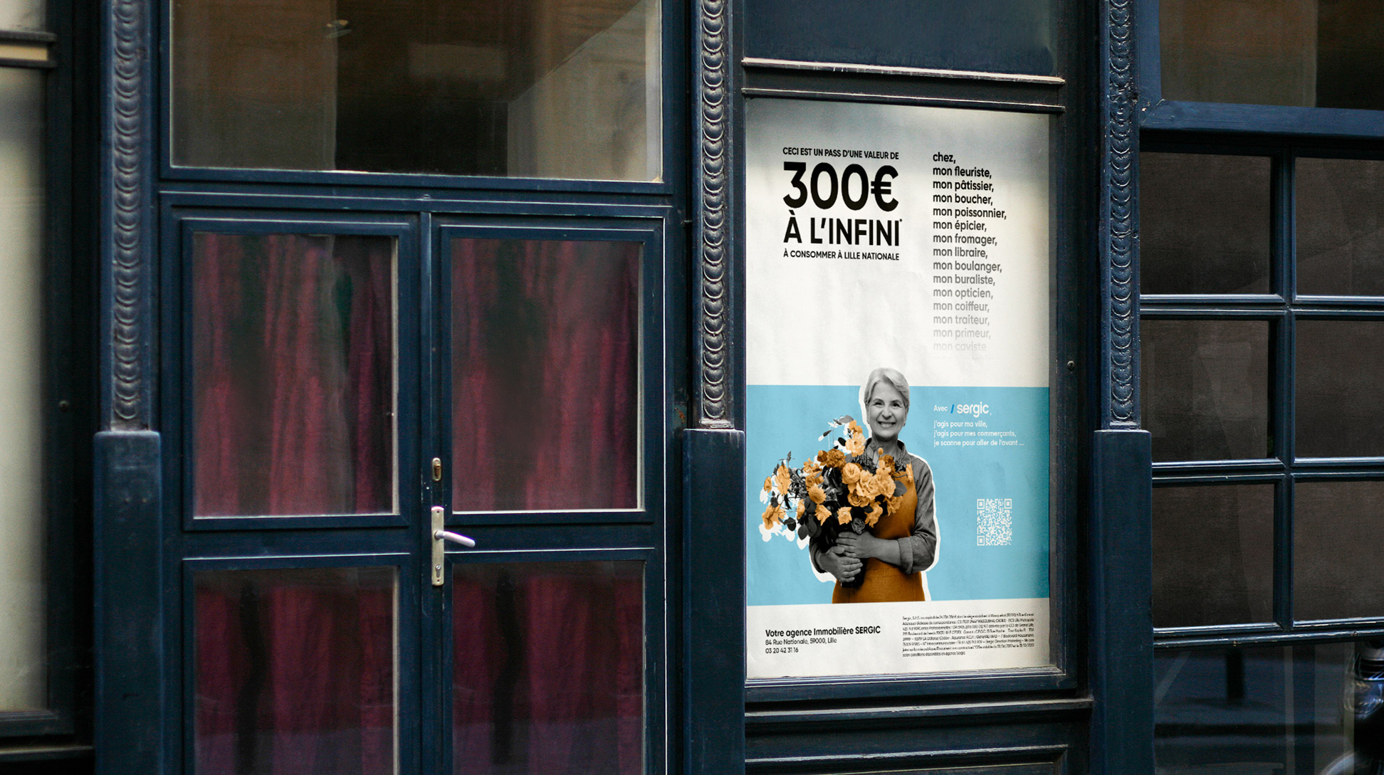 Affiche publicitaire accrochée sur une boutique.
