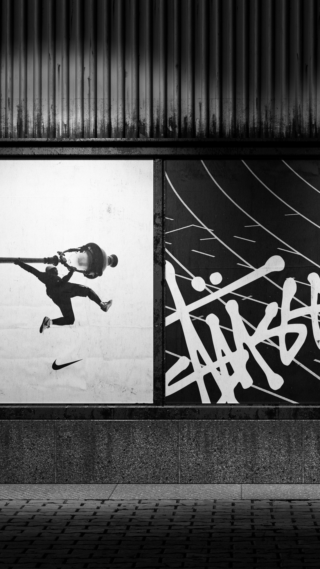 Extrait de deux affiches artistiques publicitaire dans la rue pour des marques streetwear.