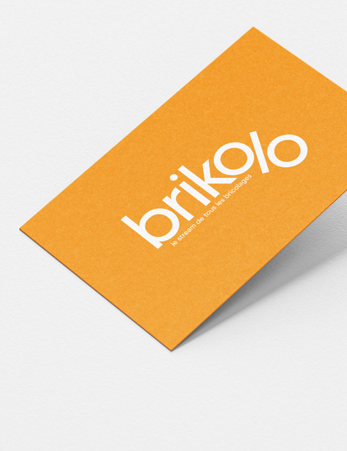 Extrait d'une carte de visite pour la chaîne twitch de bricolage Brikolo. Design simple et efficace avec le logo monochrome blanc sur fond orange.