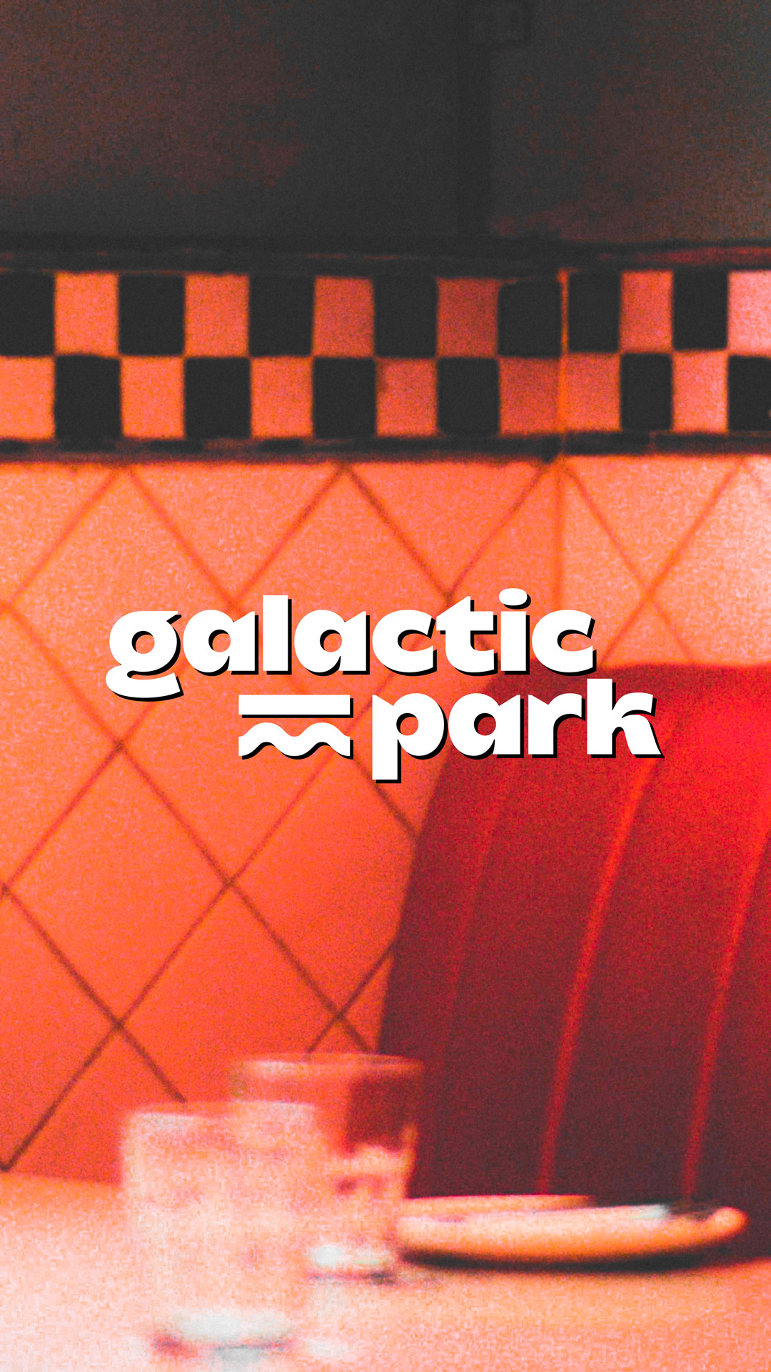 Logotype du parc de loisirs, Galactic Park, sur une photo d'un dinner américain des années 50.