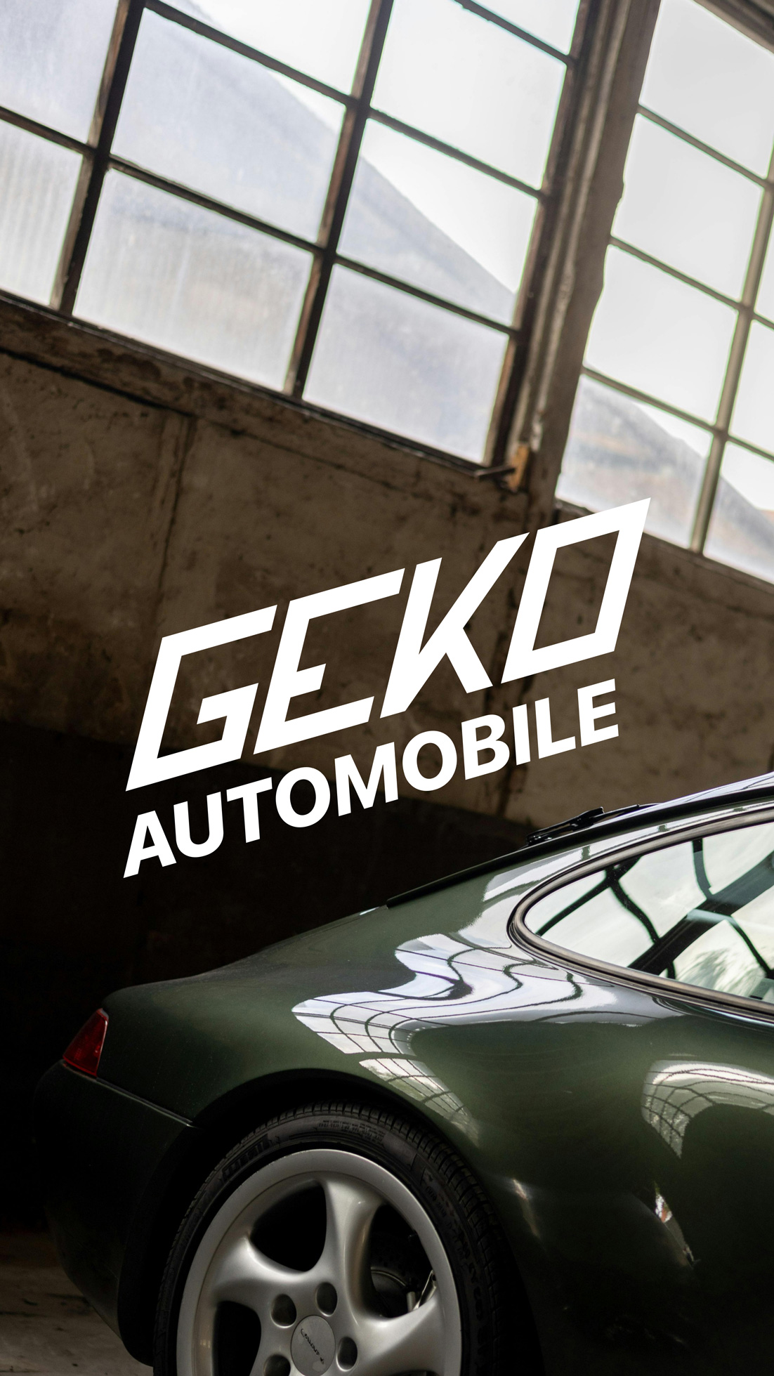 Logo Geko Automobile sur une photographie de l'arrière d'une Porsche 911 Carrera