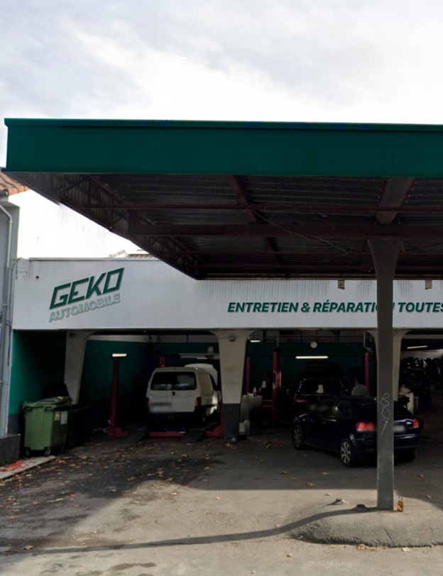 Projection de l'enseigne sur le bâtiment de Geko Automobile