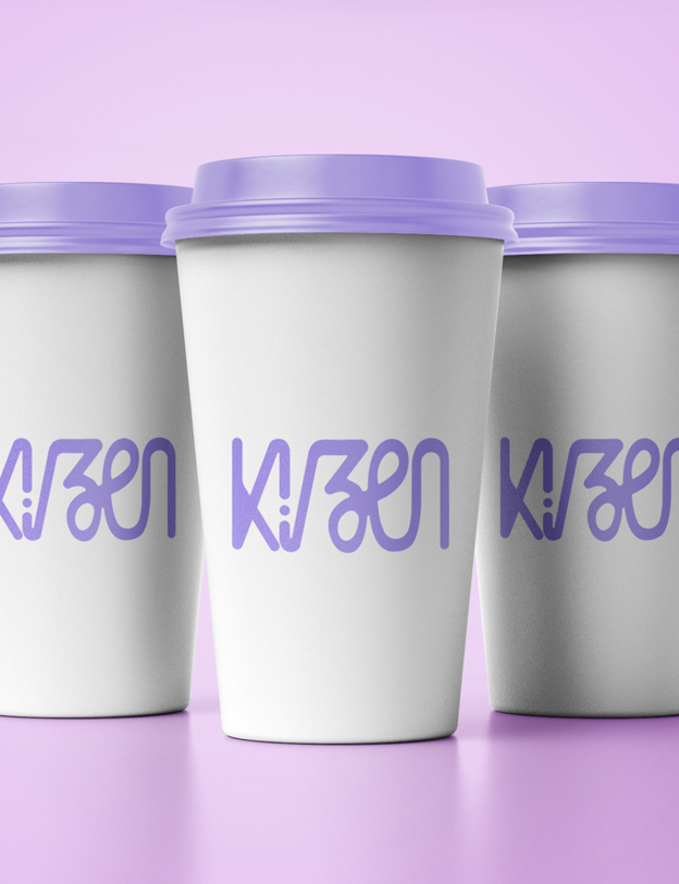 Goodies, gobelets à l'image du logo de Kizen avec des capuchons violets.