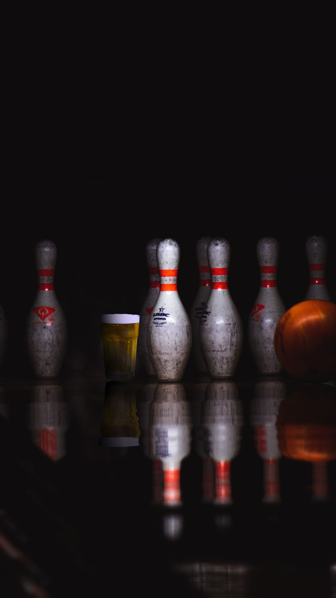 Photographie retouchée d'une piste de bowling, avec une quille et une bière.