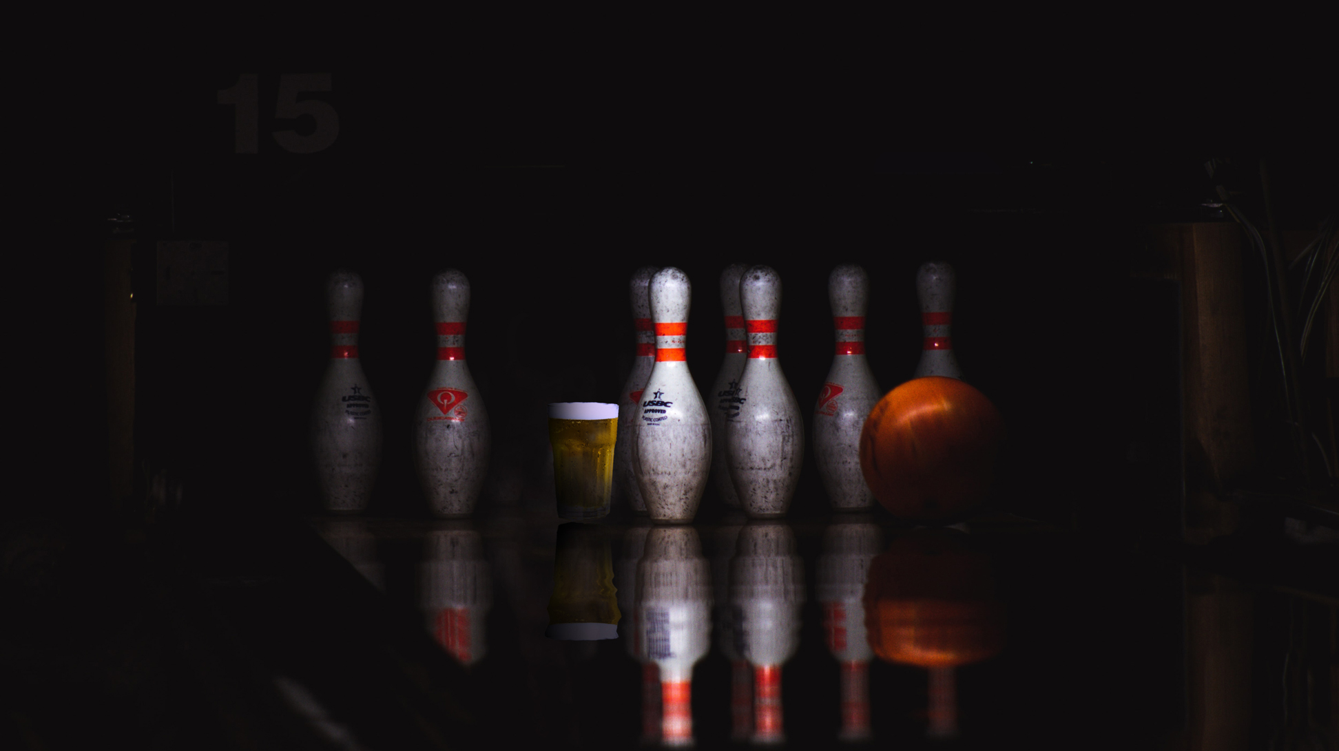 Photomontage d'une quille de bowling et d'une bière dans l'objectif de promouvoir le concept du bar.