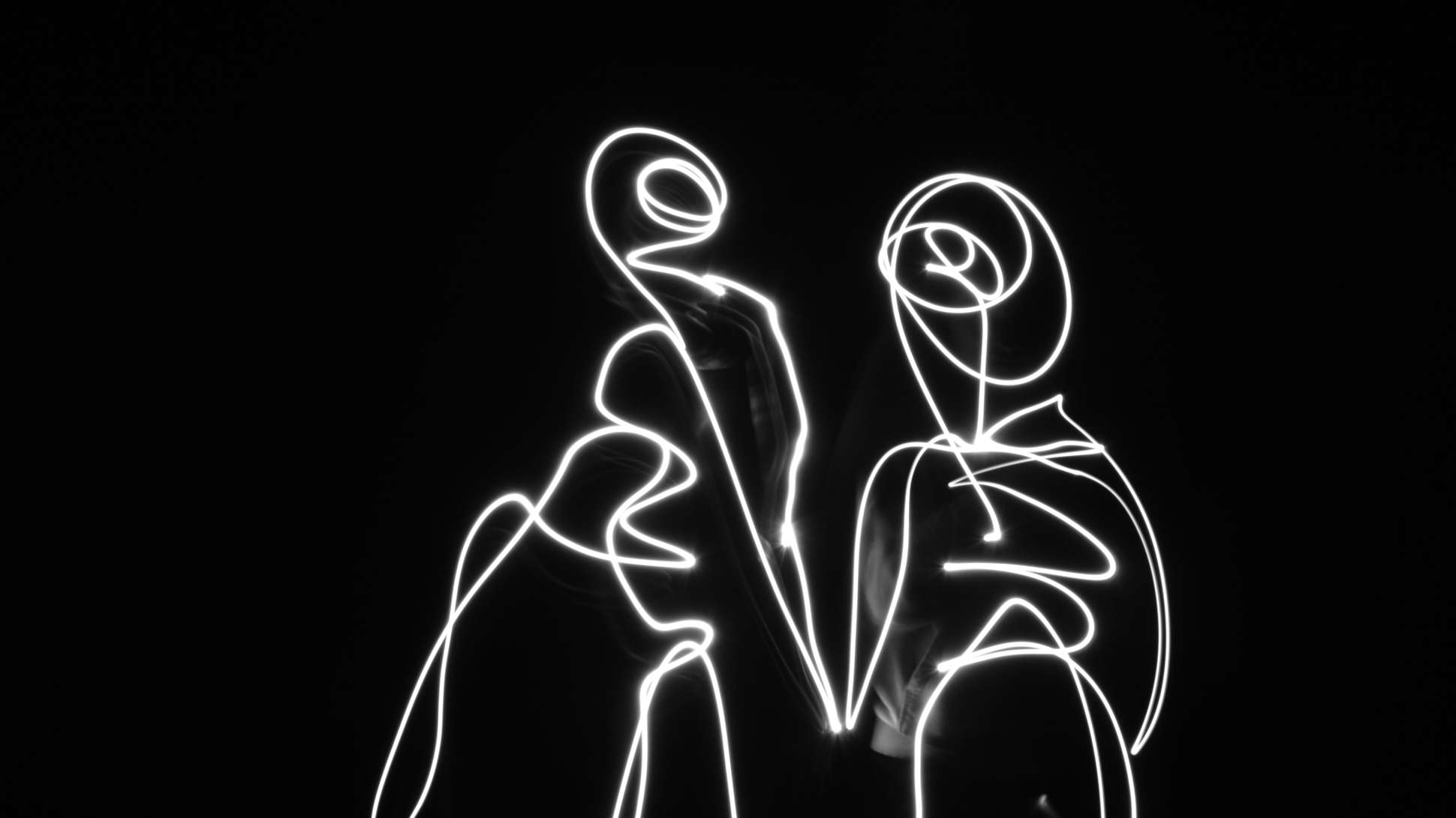 Shooting photo, artistiquement réalisé avec la technique du lightpainting mettant en lumière l'amour d'un couple.