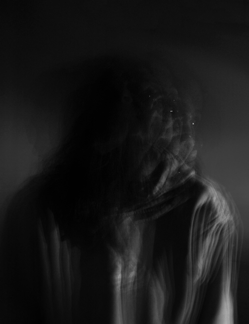 Photographie artistique, portrait d'une jeune femme avec un jeu de flou abstrait.