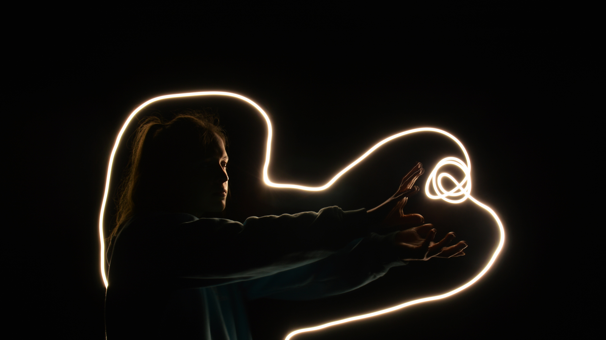 Shooting photographique valorisant l'émotion humaine par le regard et un tracé lumineux en lightpainting. Ici, la boule de lumière représente le stress à évacuer.