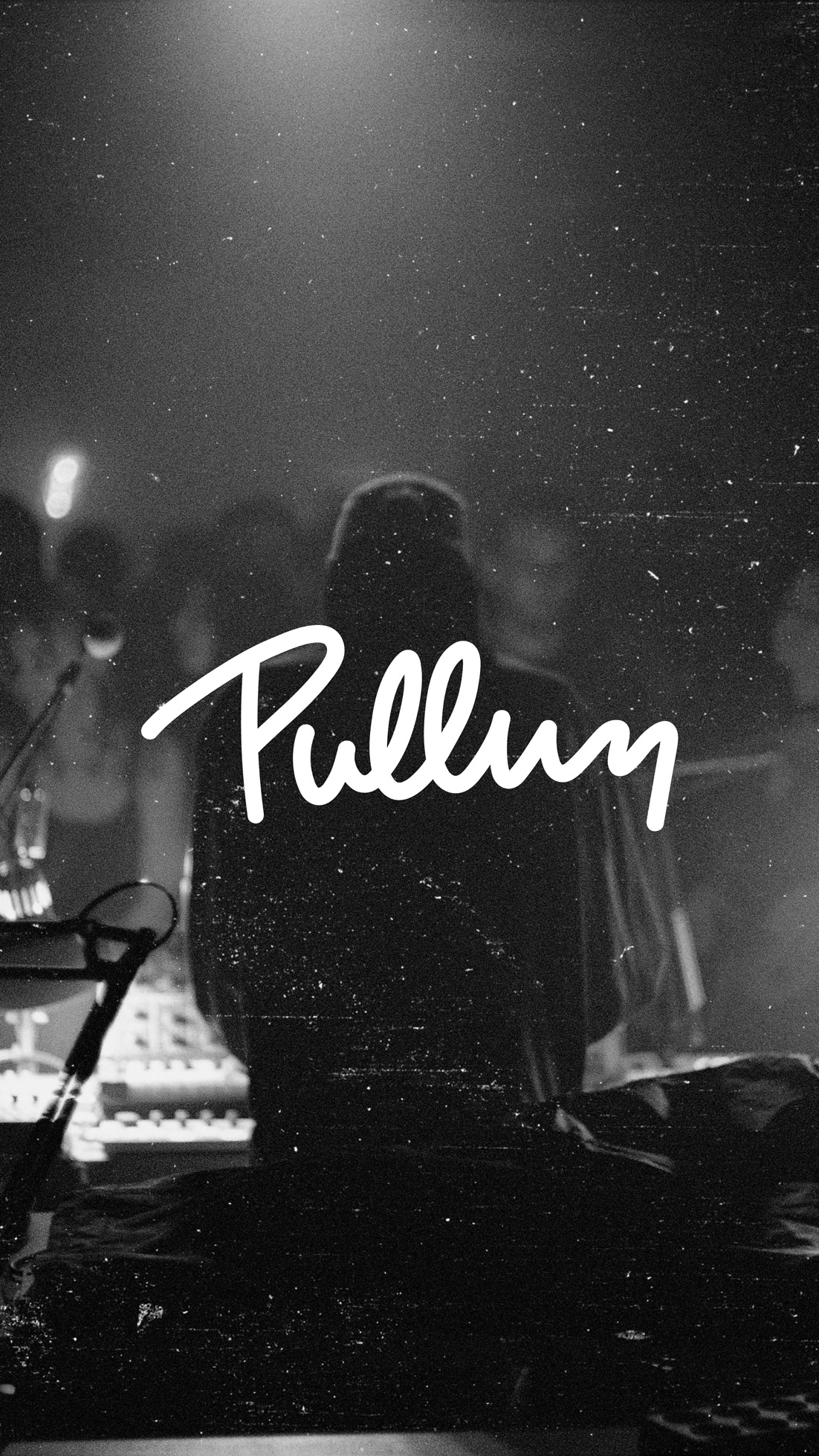Visuel du logotype de Pullum, sur une photographie d'un DJ avec un effet de texture usé.