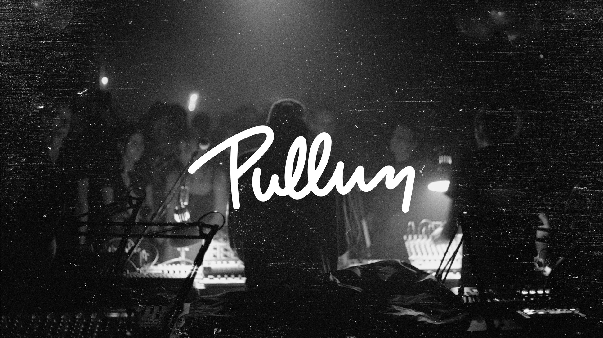 Logotype signature du DJ Pullum, sur fond photographique texturé.