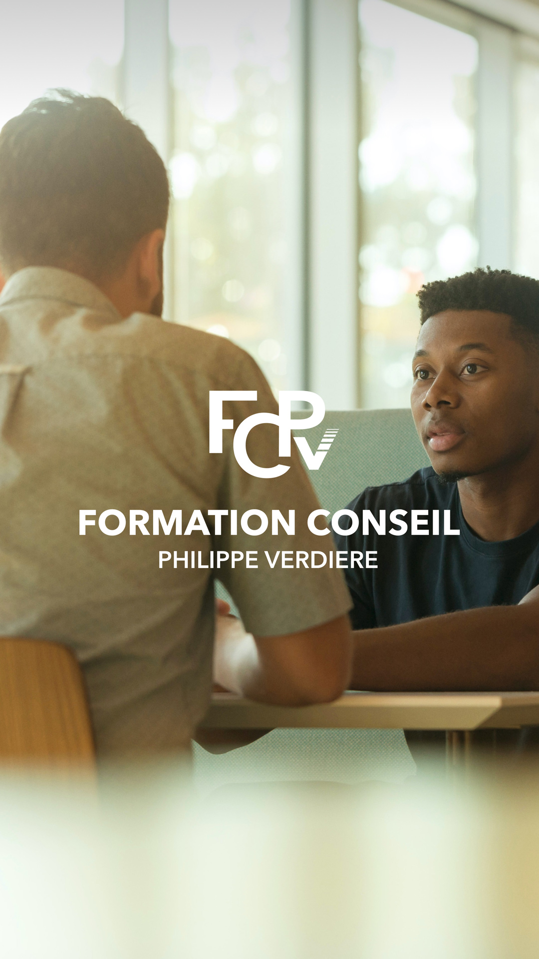 Logo FCPV en blanc, sur une photographie d'un échange instructif entre deux hommes.