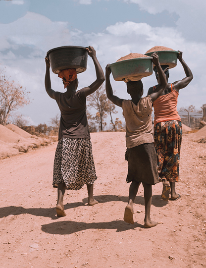 Photographie d'une famille africaine dans le désert.