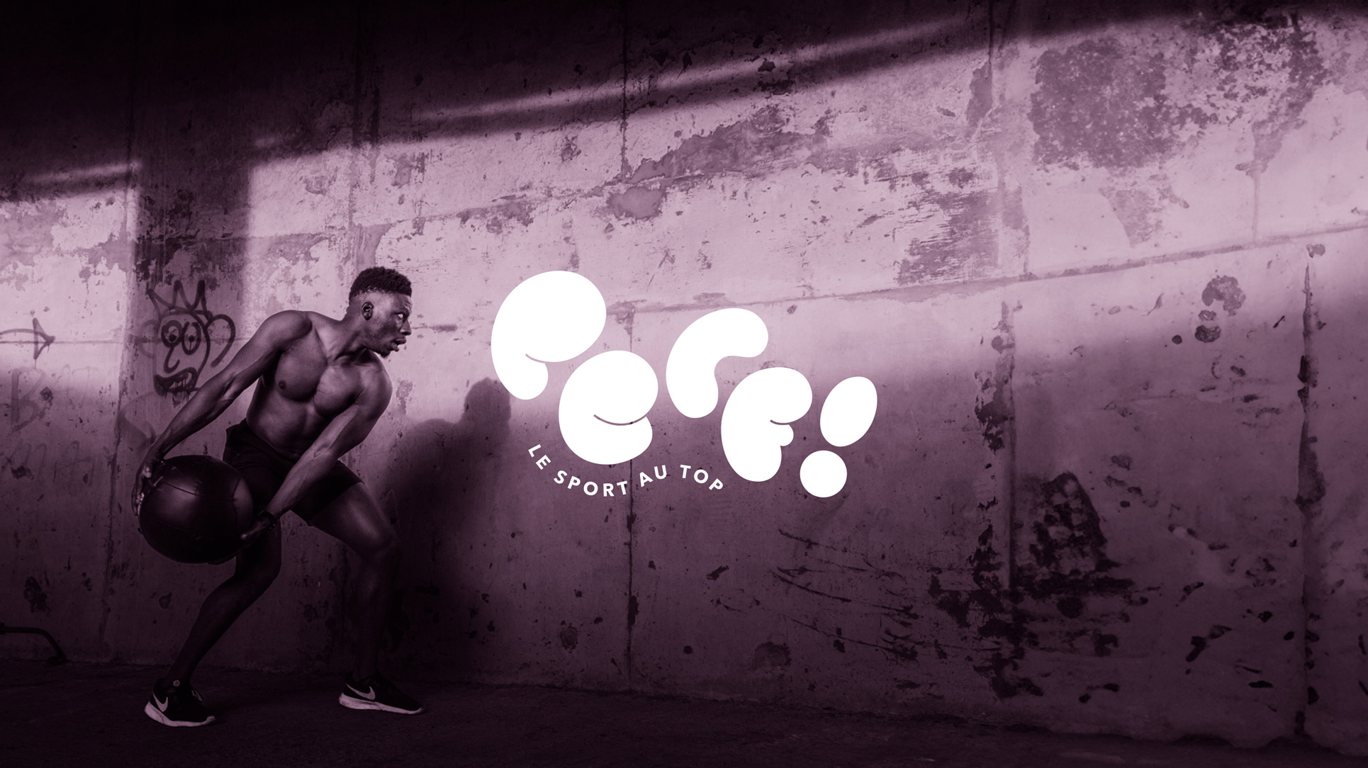 Visuel d'un performeur sportif avec un poids rond. Image en bichromie rose avec le logotype de Perf!.