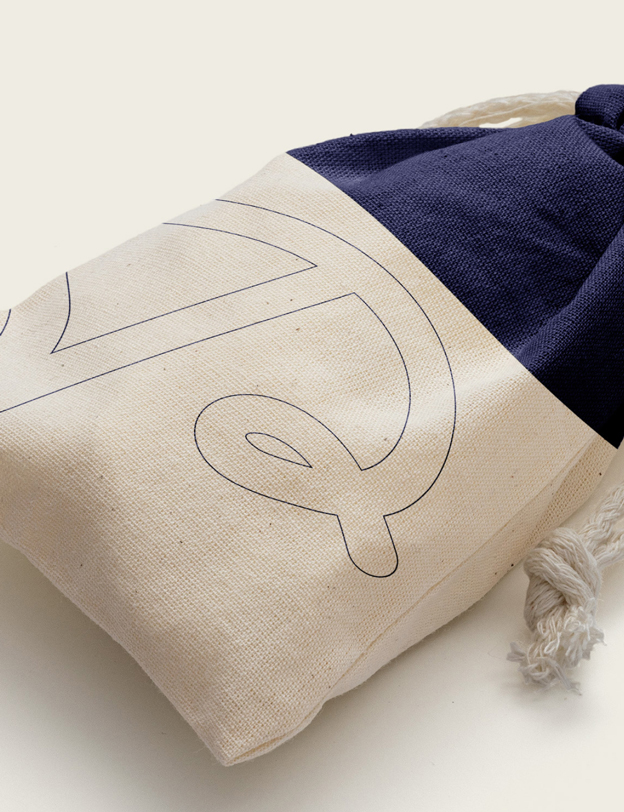 Sac en tissu avec le P du logo.