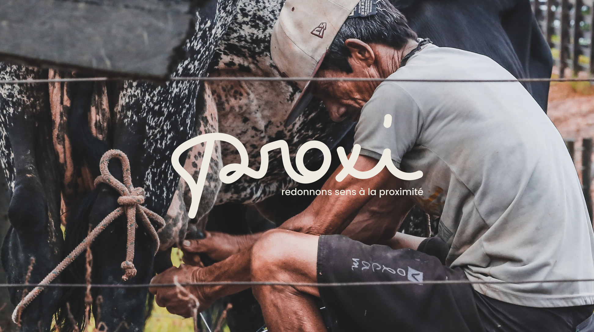Logo Proxi, redonnons sens à la proximité, sur fond photo d'un agriculteur avec sa vache.