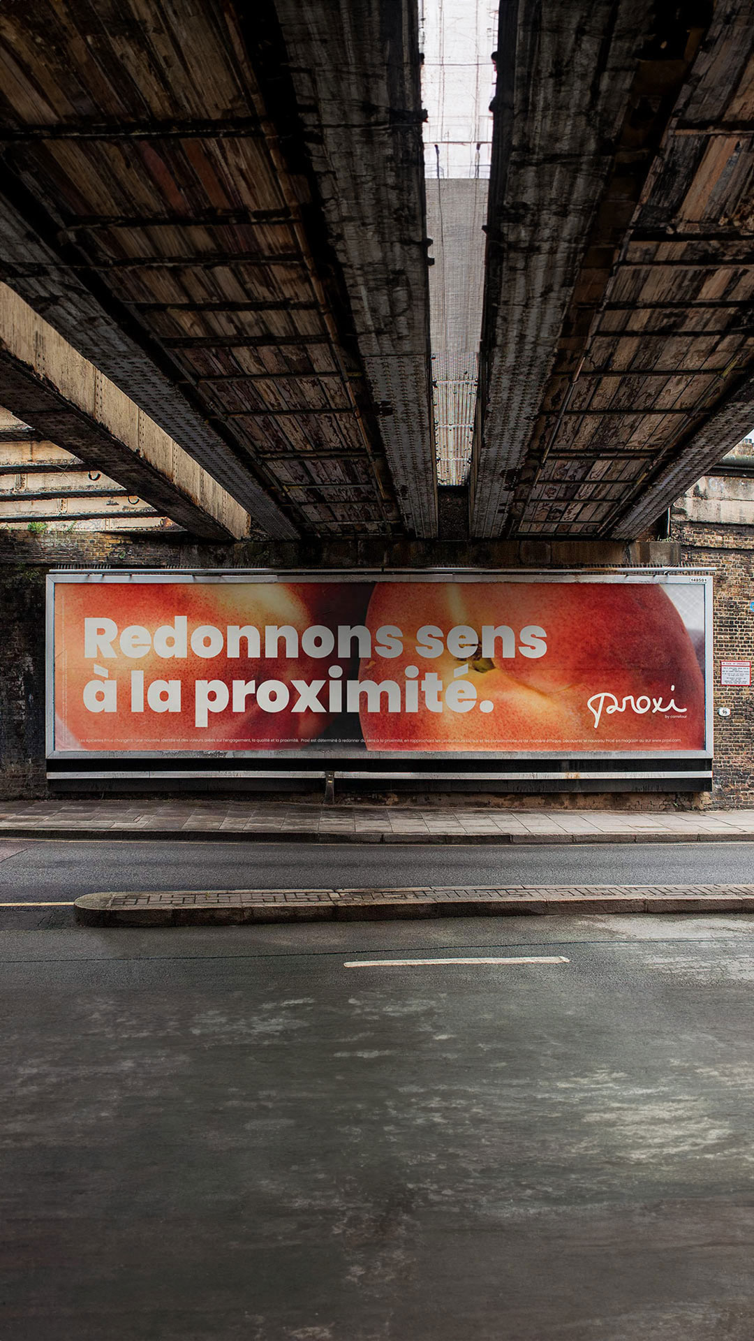 Affiche principale de la campagne Proxi Redonnons sens à la proximité. Affiche 12m horizontale, pêche et baseline.