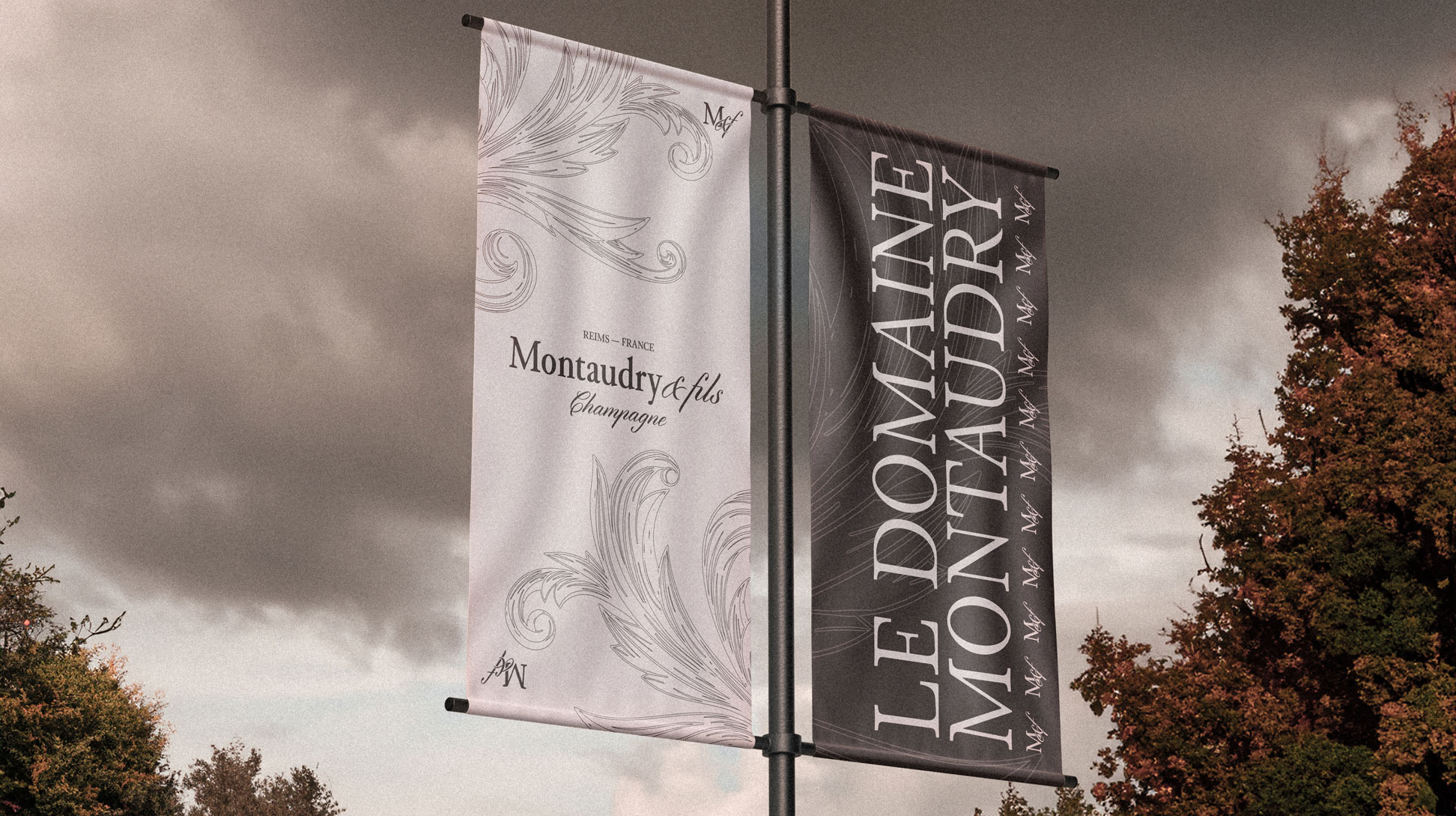 drapeaux verticaux à l'entrée du domaine Montaudry.