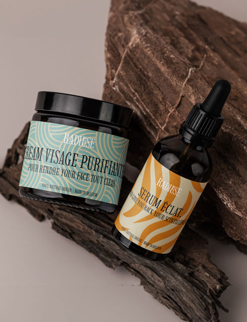 Packaging de produits pour mettre en valeurs les étiquettes d'une crème et d'un sérum. Produits cosmétiques.