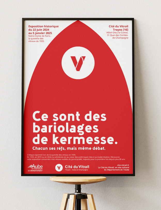 Affiche A3 dans un cadre posé sur un tabouret.