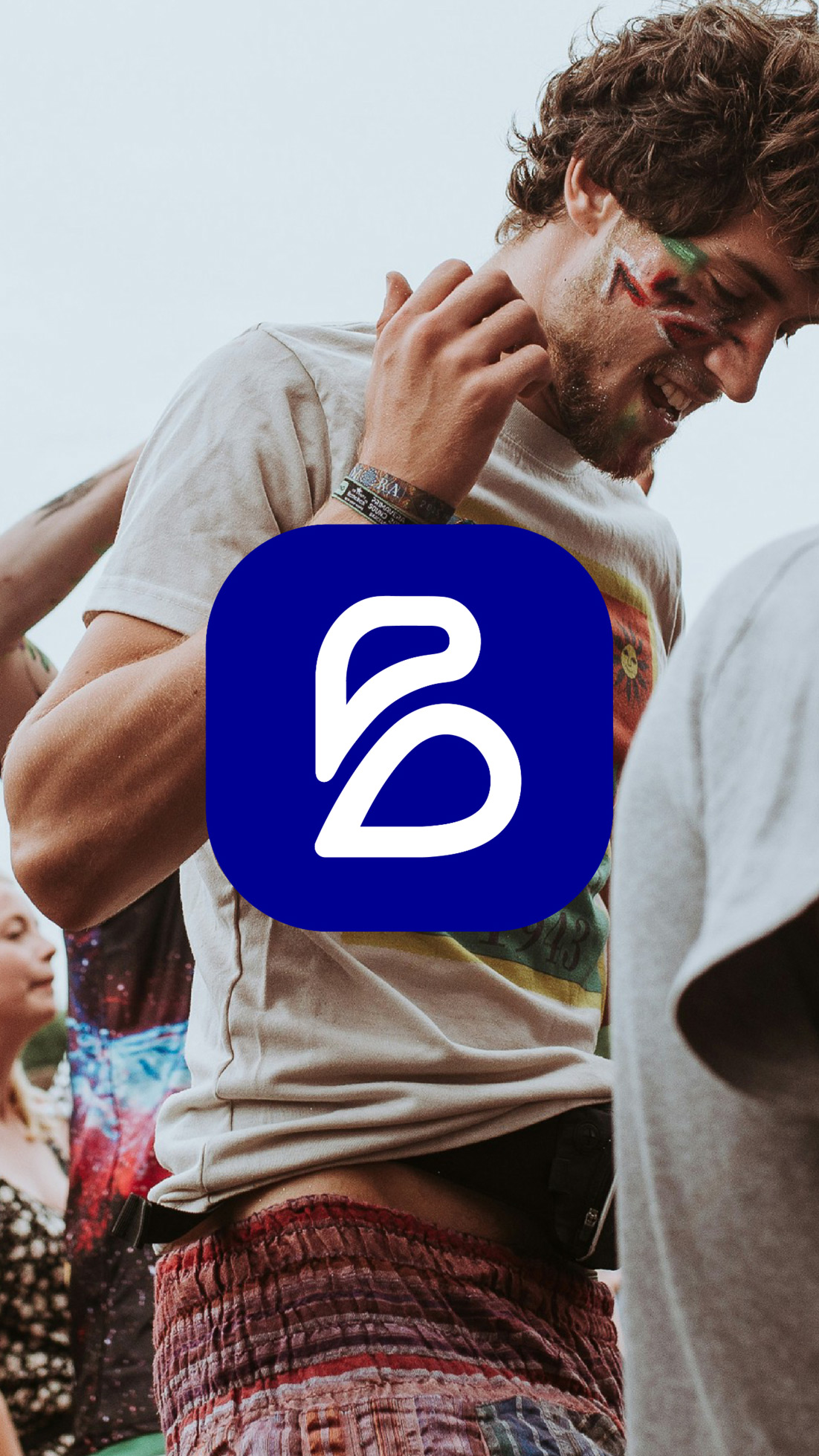 Logo de Beeven, sur une photo de jeunes qui dansent en festival