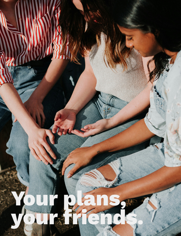 Your plans, your friends. Sur une photo d'amis se tenant la main.