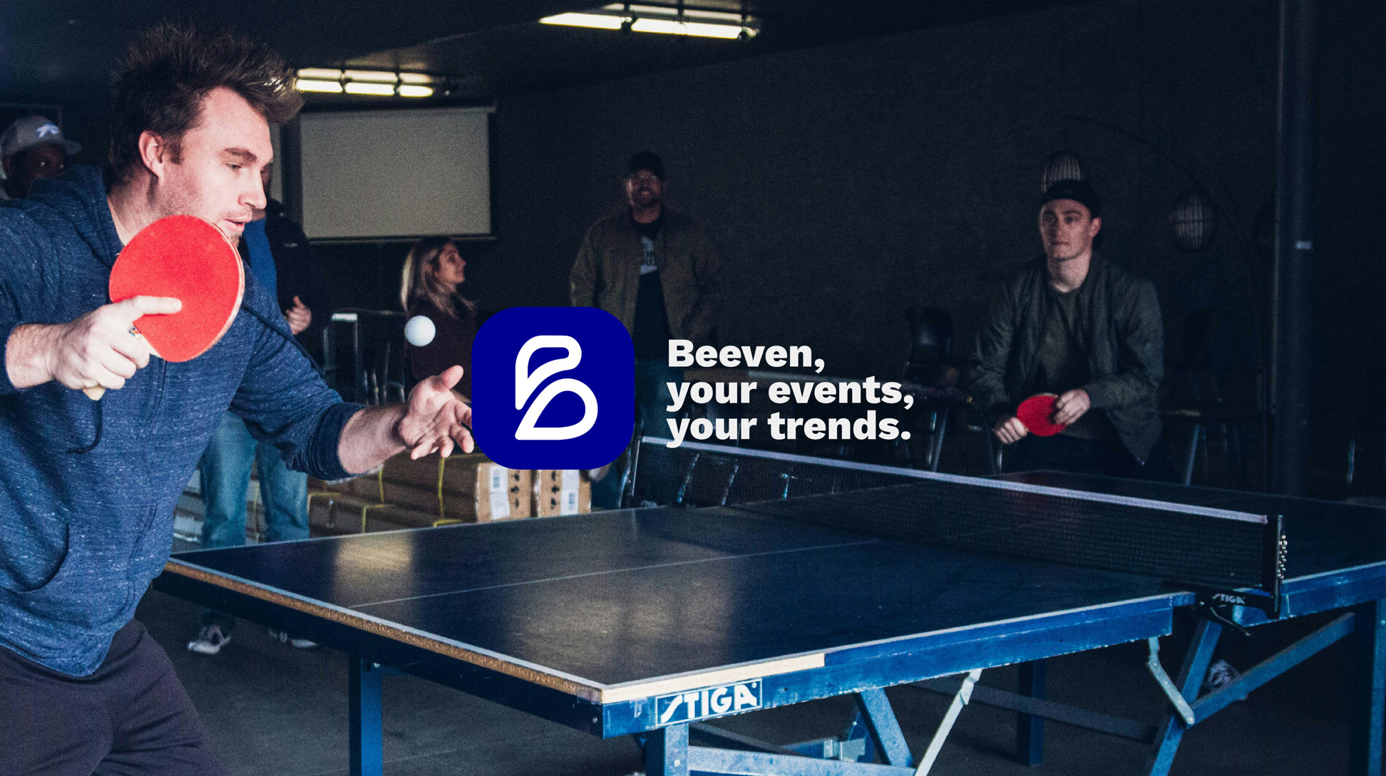 Beeven, your events, your trends, logo sur une photo d'un match de ping pong