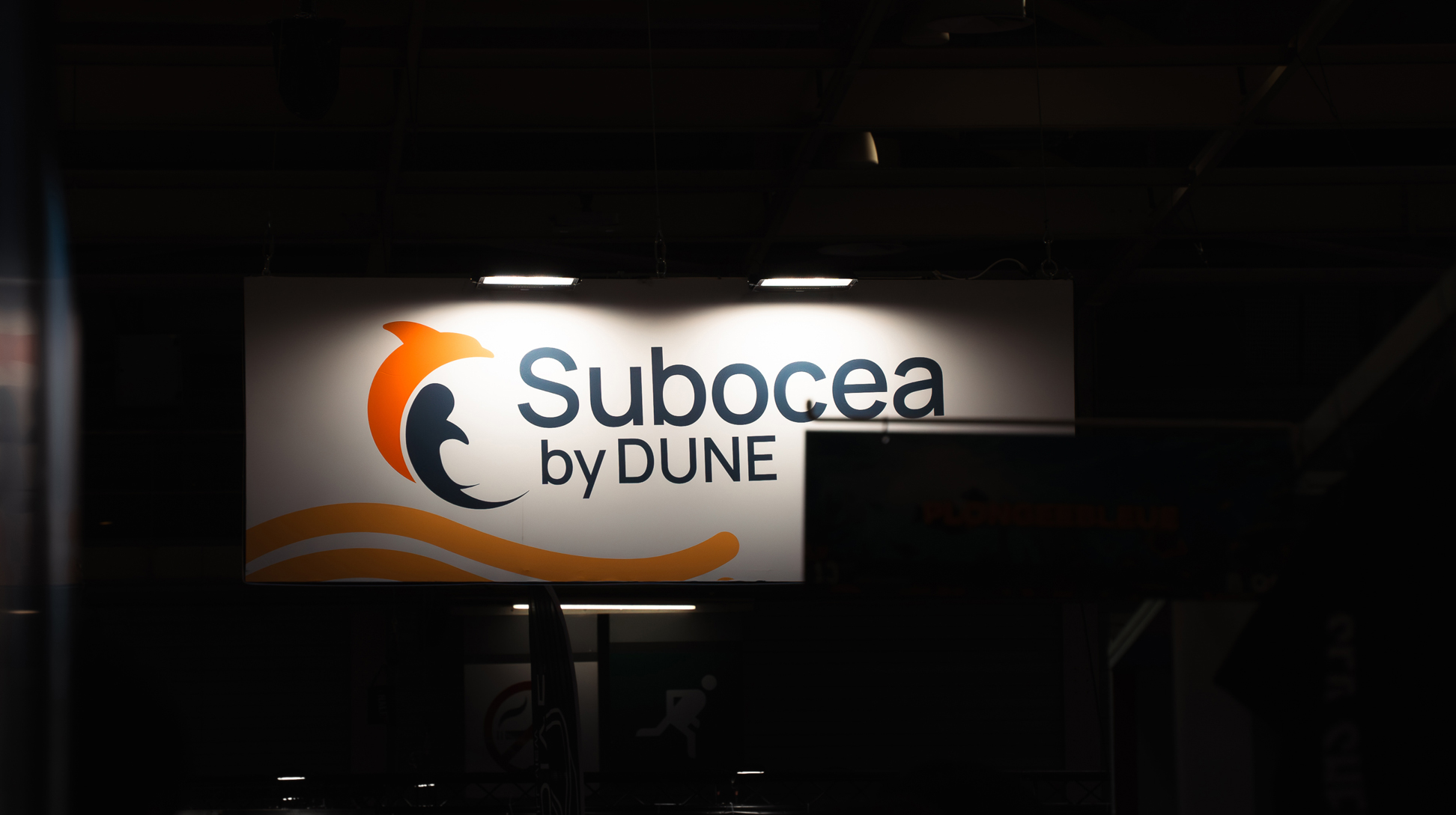Enseigne géante suspendue avec le logo de Subocea by Dune