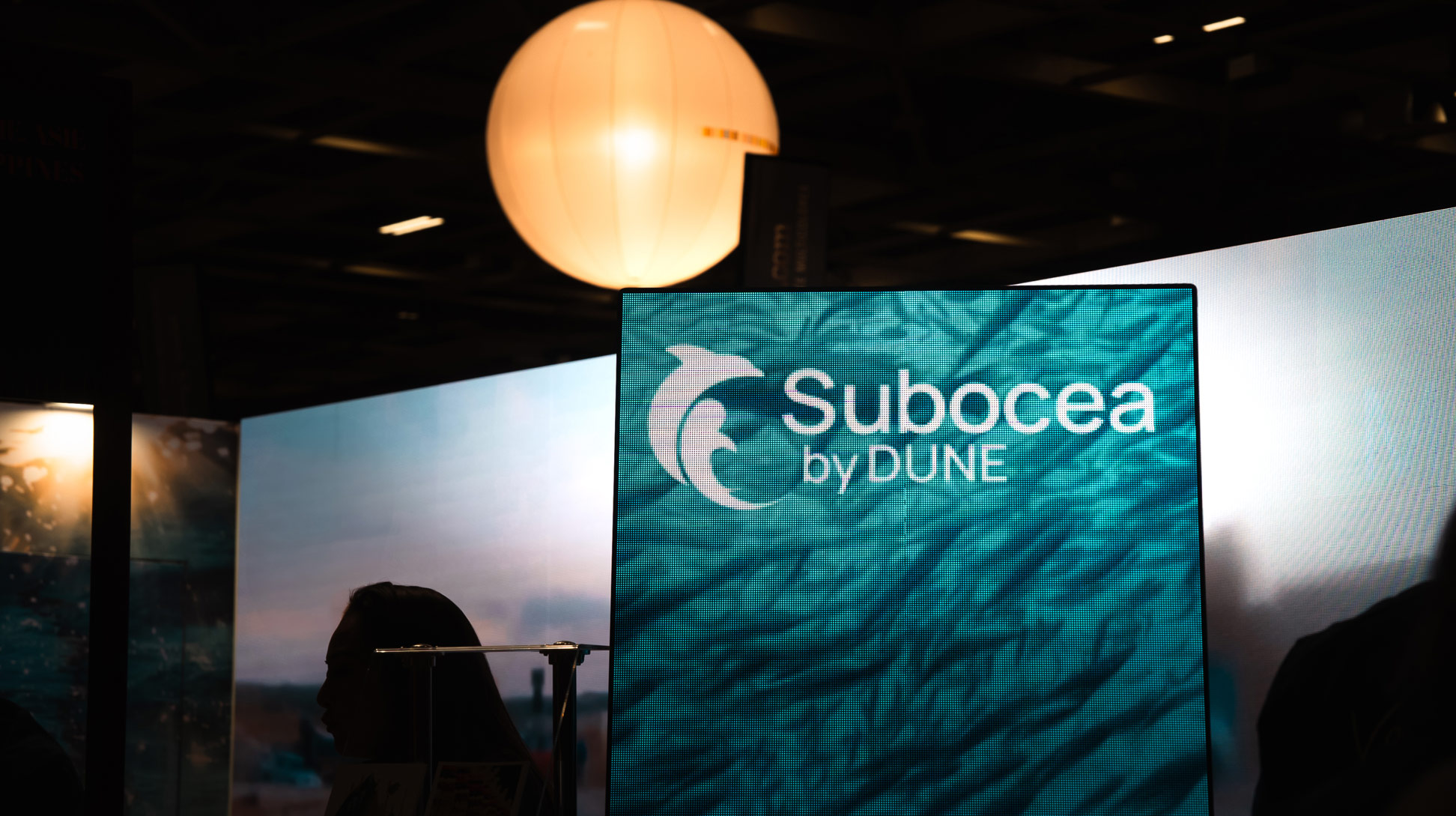 Logo de Subocea, blanc sur un écran led dans un salon événementiel
