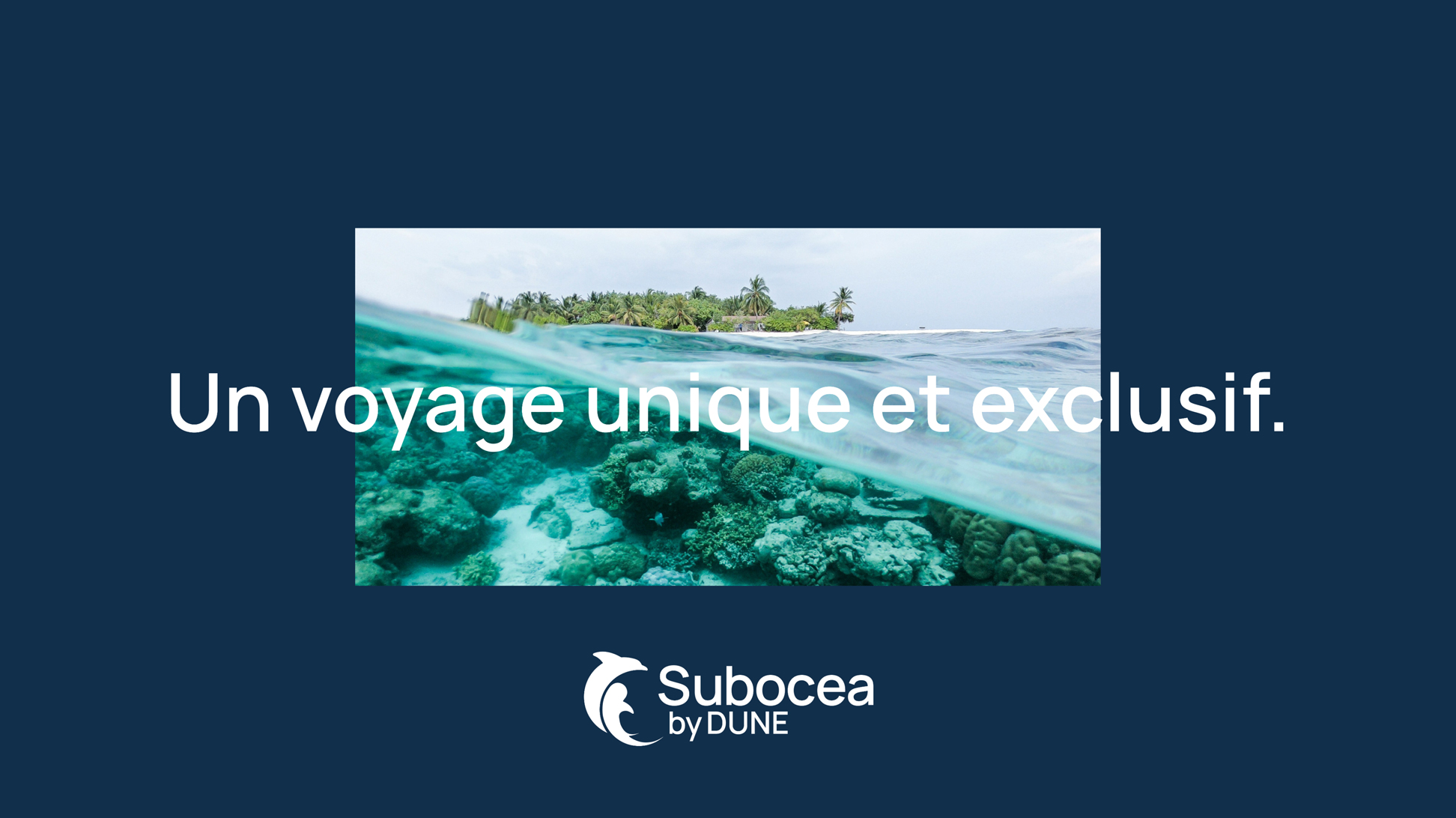 Un voyage unique et exclusif. Photo d'un paysage paradisiaque de mer, sur fond bleu marine.