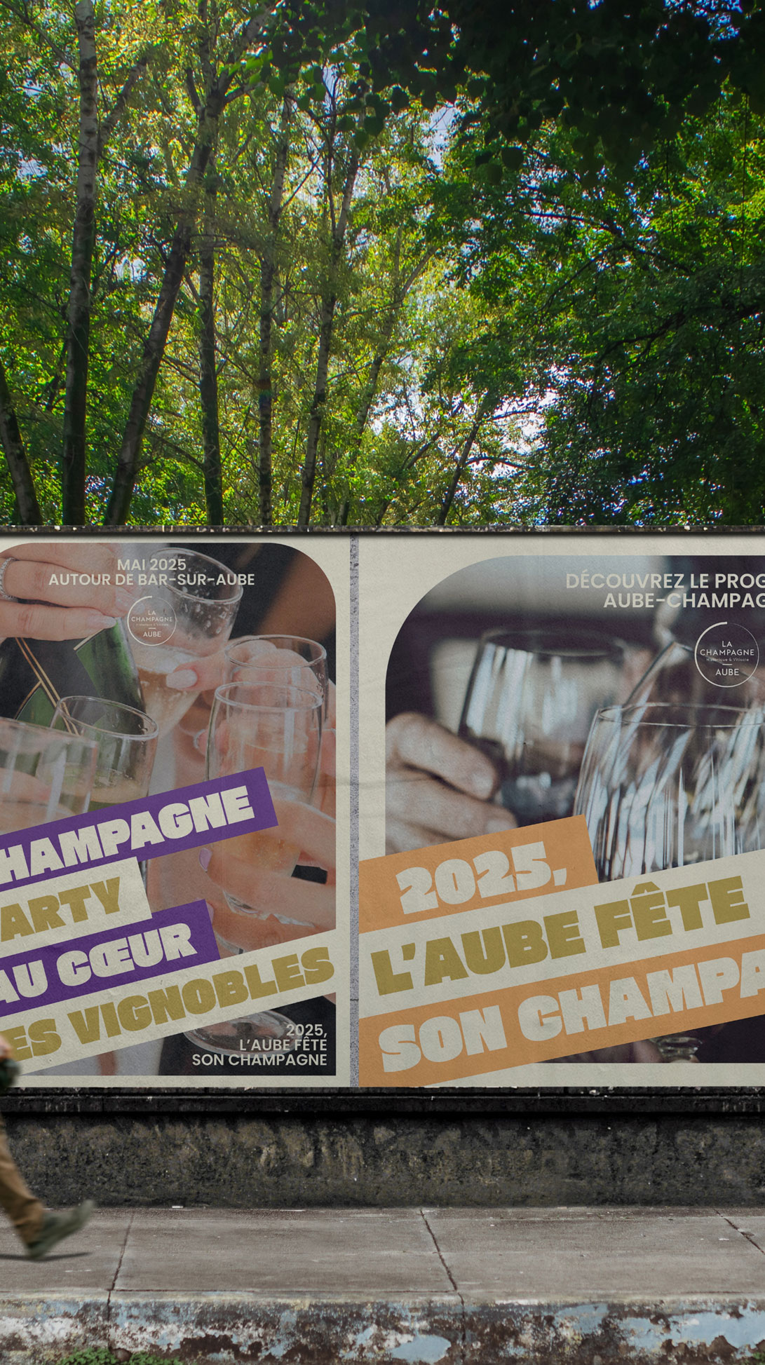 Affiches divers formats collées sur un mur le long d'un parc.