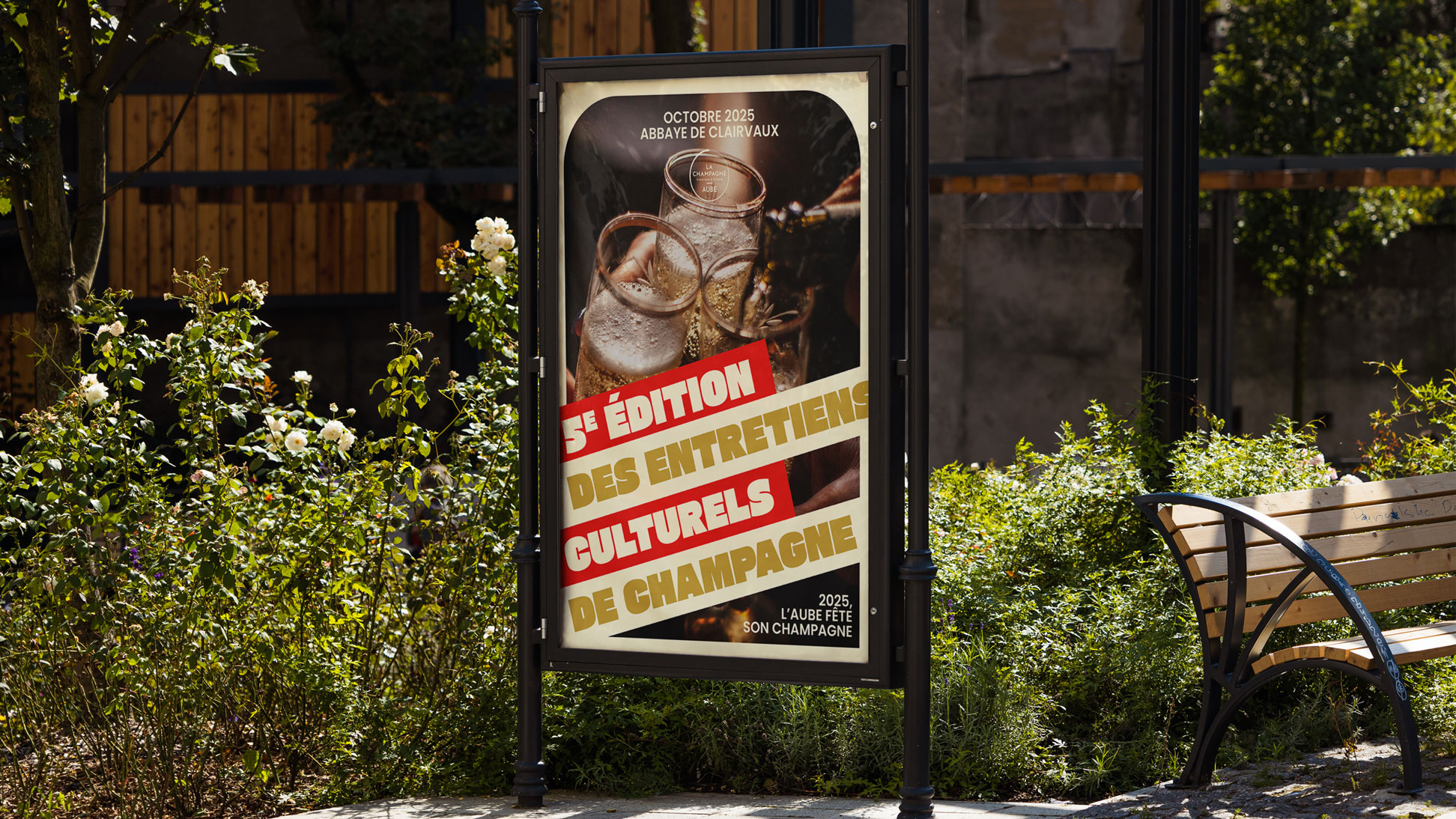 Affiche type Decaux, MUPI verticale, le long d'arbustes, "5ème édition des entretiens culturels de champagne"