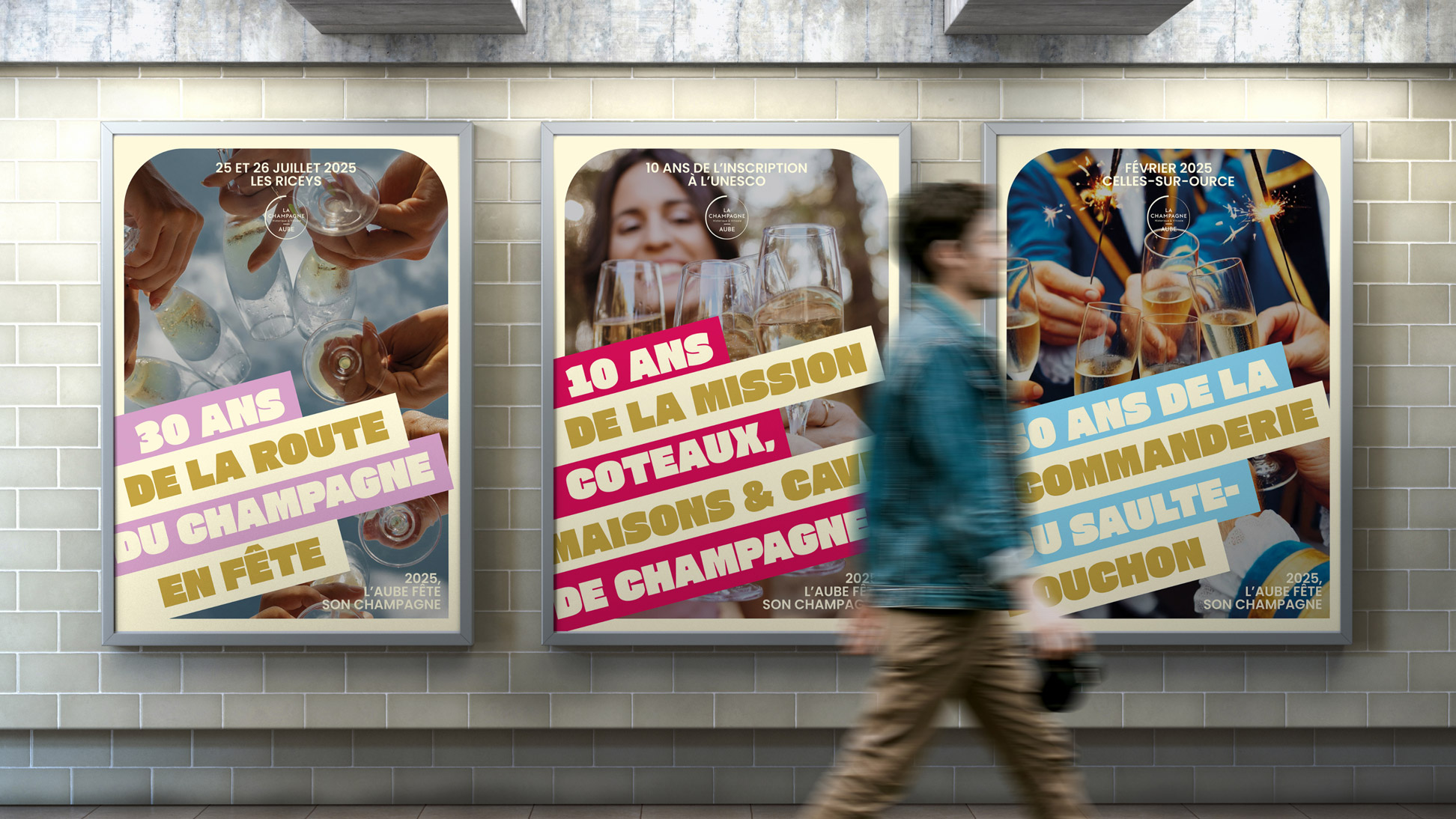 Affiches verticales murales, encadrées dans une station de métro