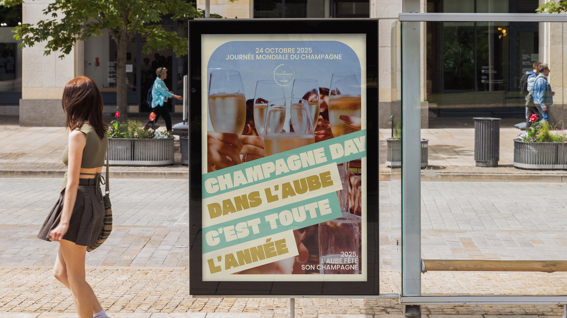 Affiche type abri-bus, verticale, sur un abri-bus "Champagne Day dans l'Aube, c'est toute l'année"