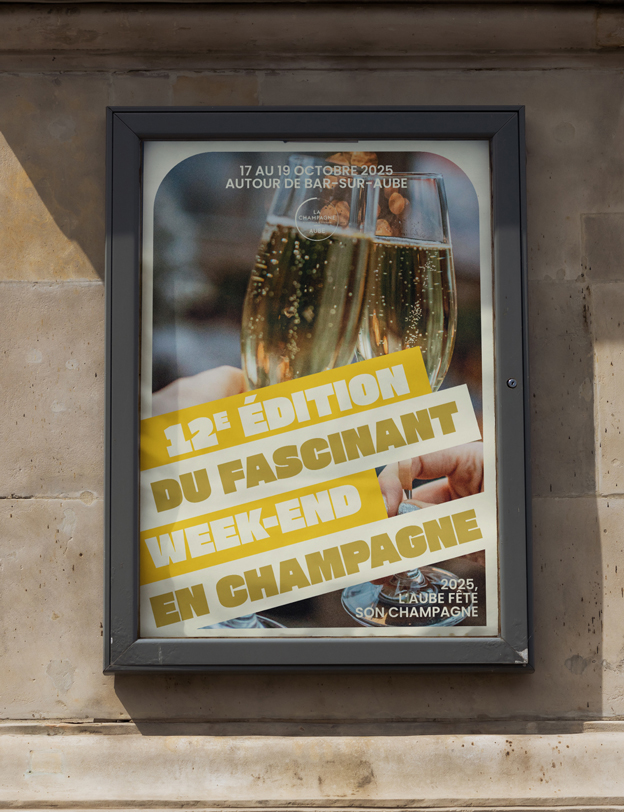 Affiche A3 dans un cadre informatif à l'entrée d'un bâtiment extérieur. "12ème édition du fascinant week-end en champagne"