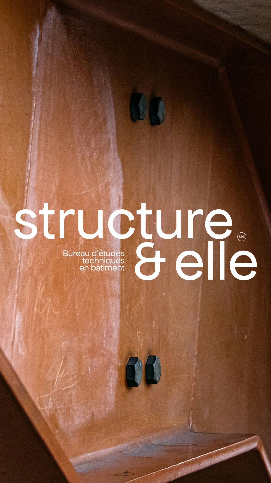 Structure & Elle logo sur une photo d'une poutre en métal