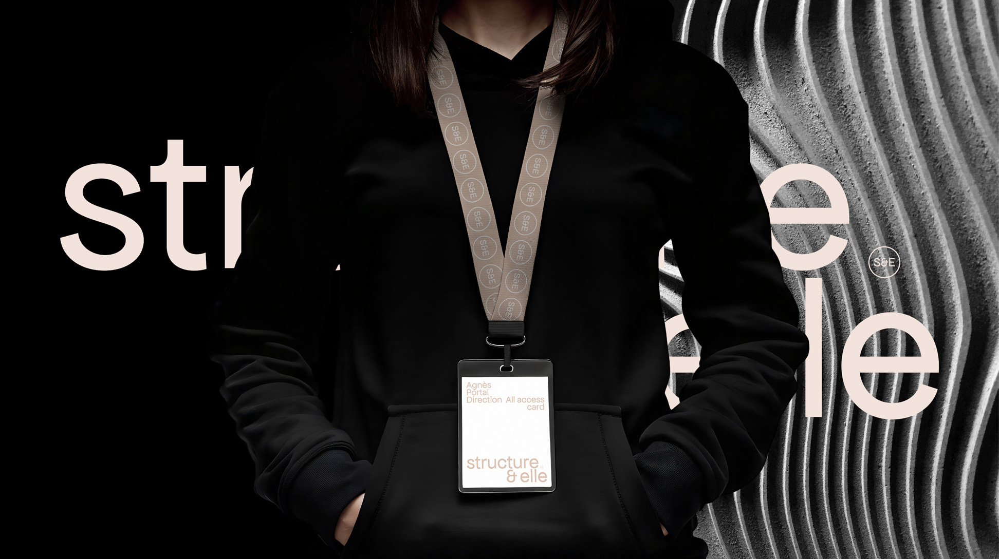 Badge d'entrée autour du cou d'une femme. Logo structure & elle en arrière-plan