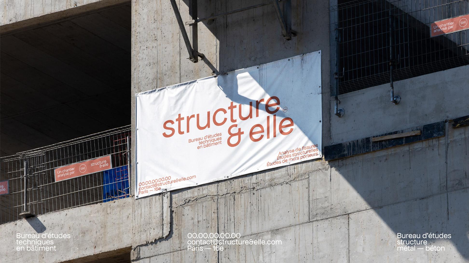 Banderole sur un chantier avec le logo