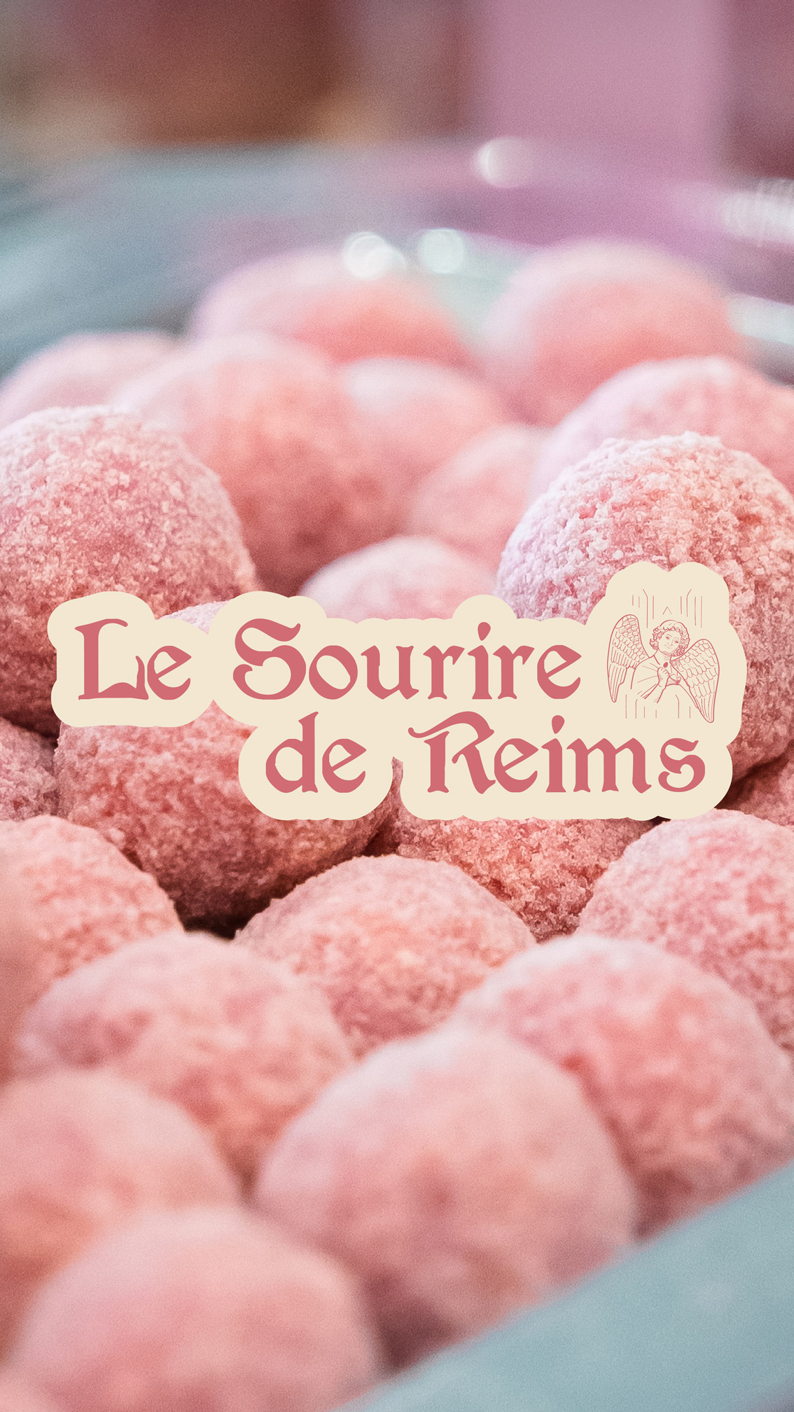 Le Sourire de Reims logo sur une photo de perles en chocolat.