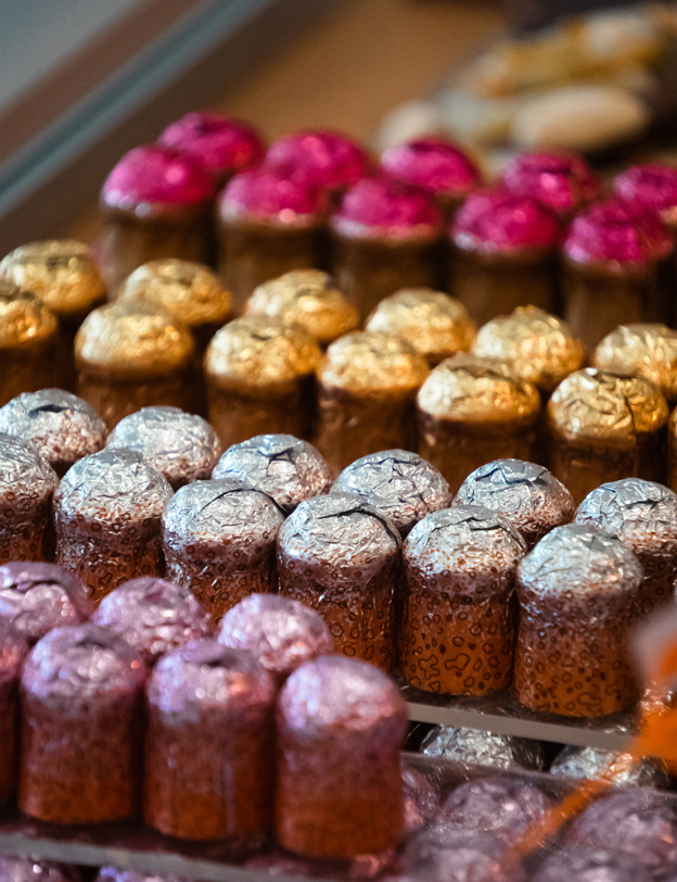 Photographie de bouchons en chocolat emballés en couleur