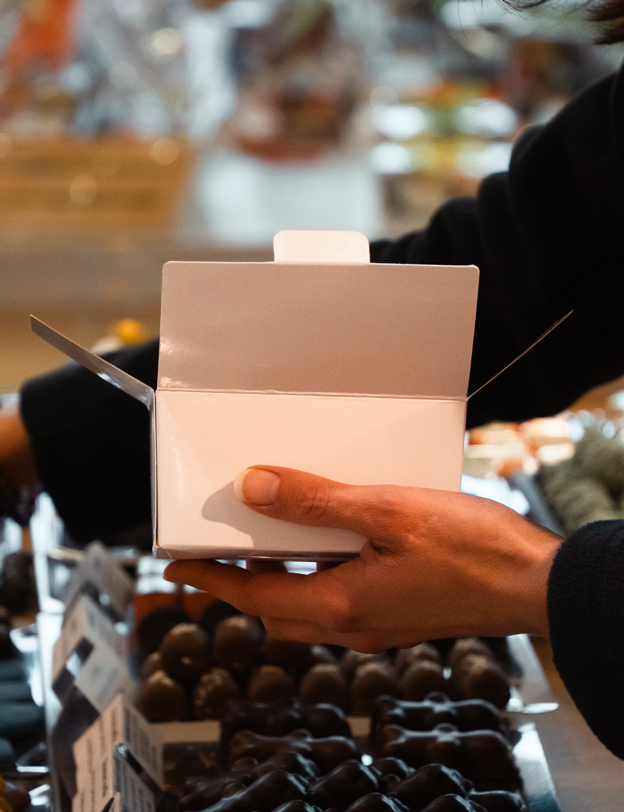 Photographie du personnel en train d'emballer une boîte de chocolats