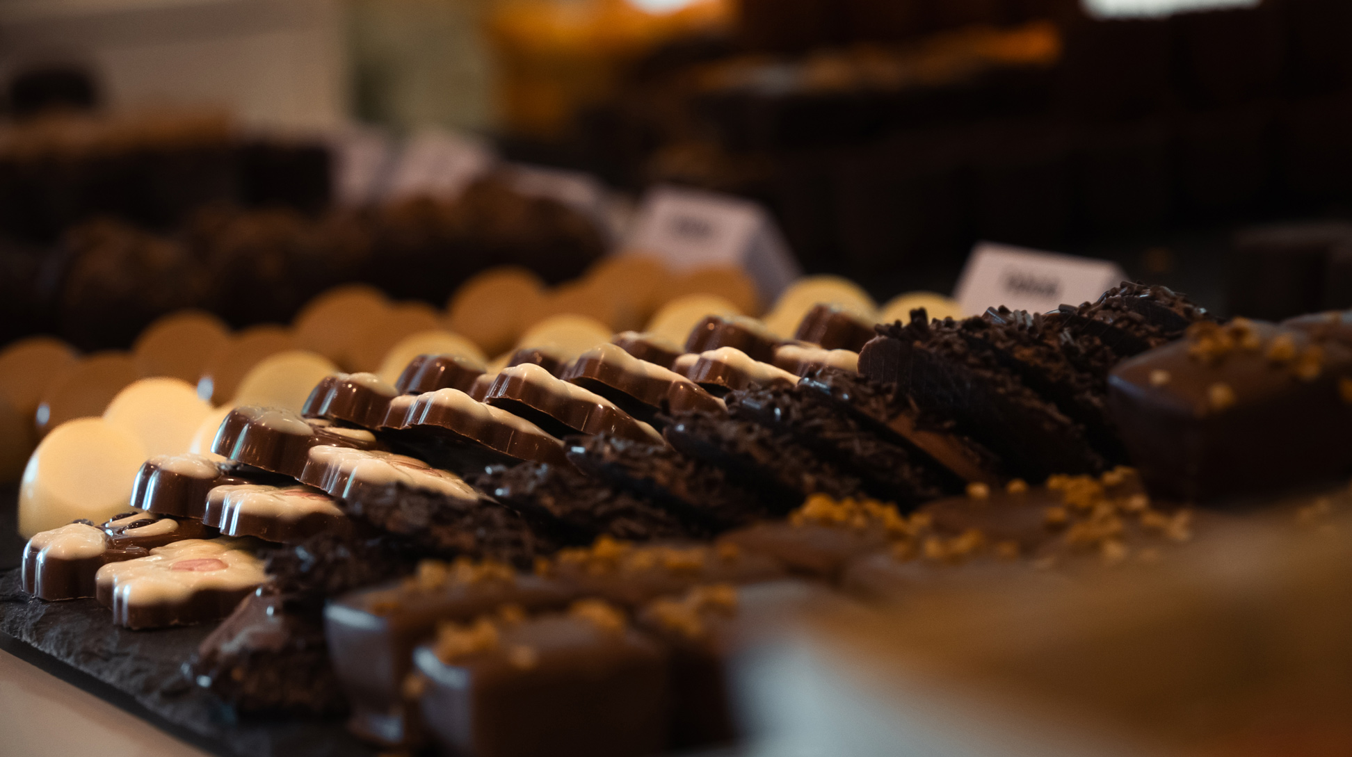 Photographie du comptoir de chocolats.