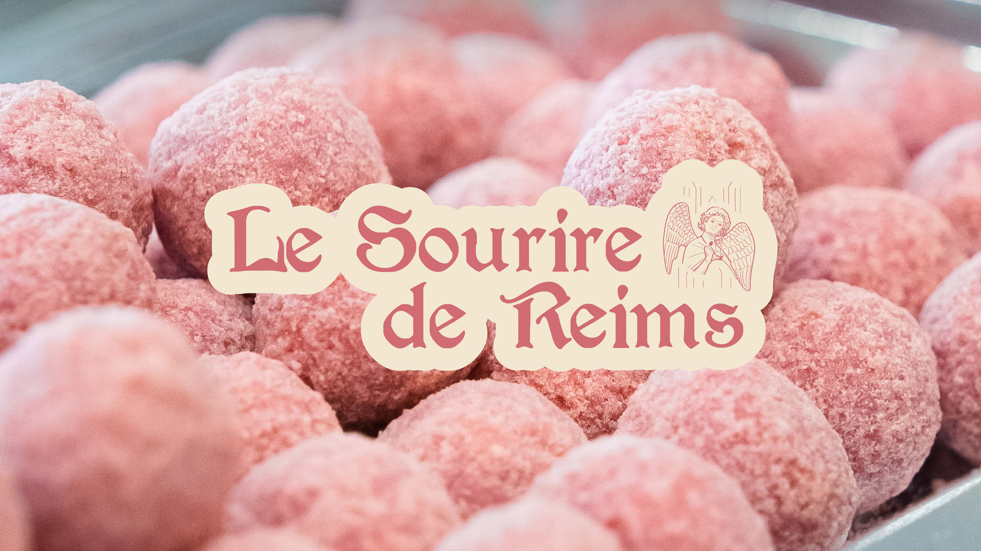 Le Sourire de Reims logo sur une photo de perles en chocolat.