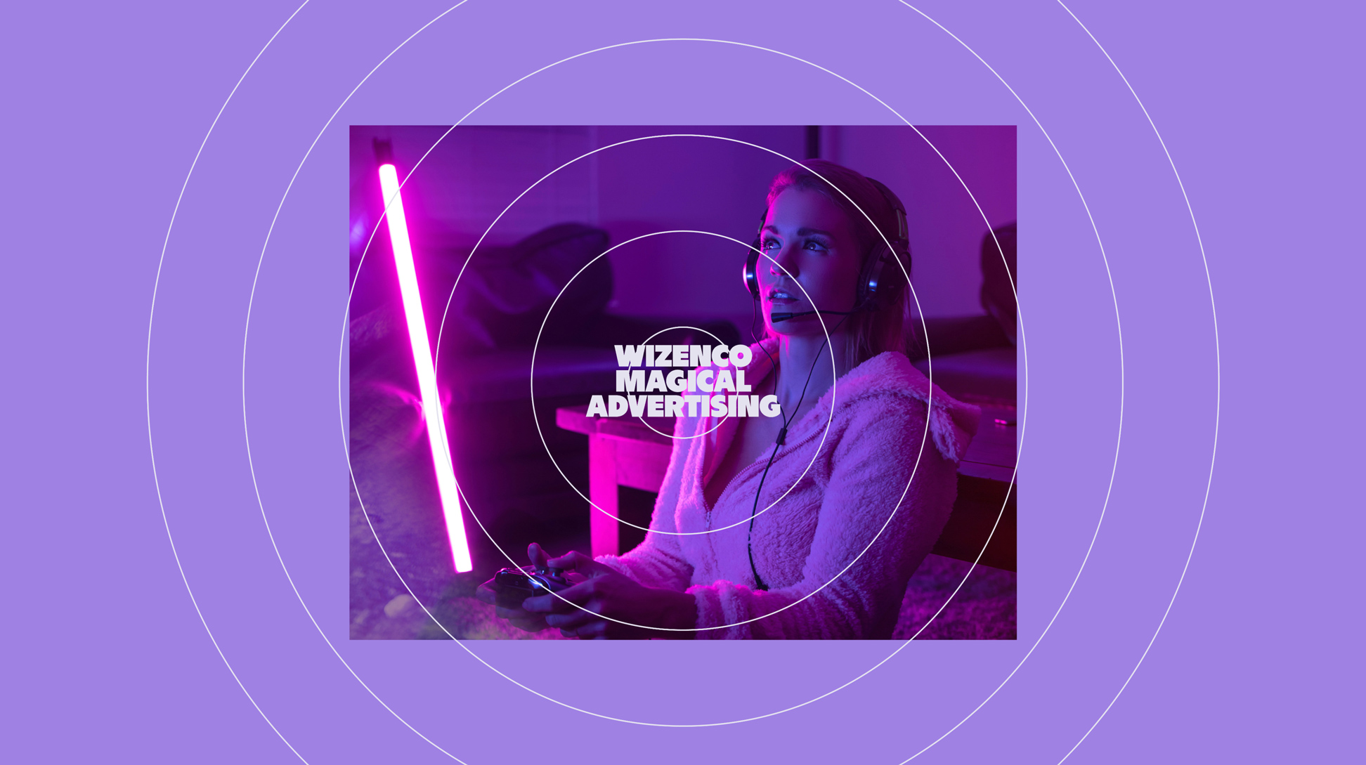 Wizenco Magical Advertising, photo joueuse sur ordinateur.