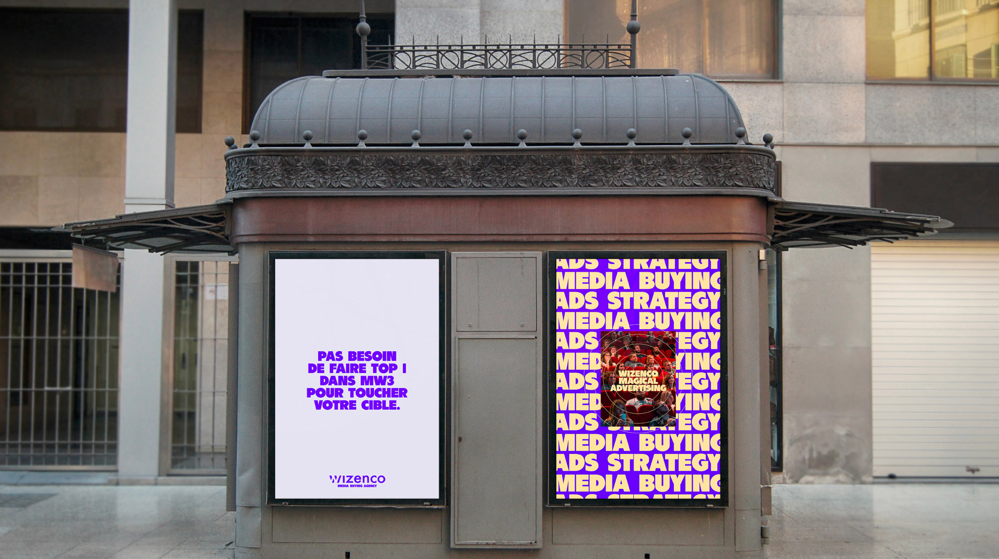 Deux affiches publicitaires Wizenco sur un kiosque à journaux.